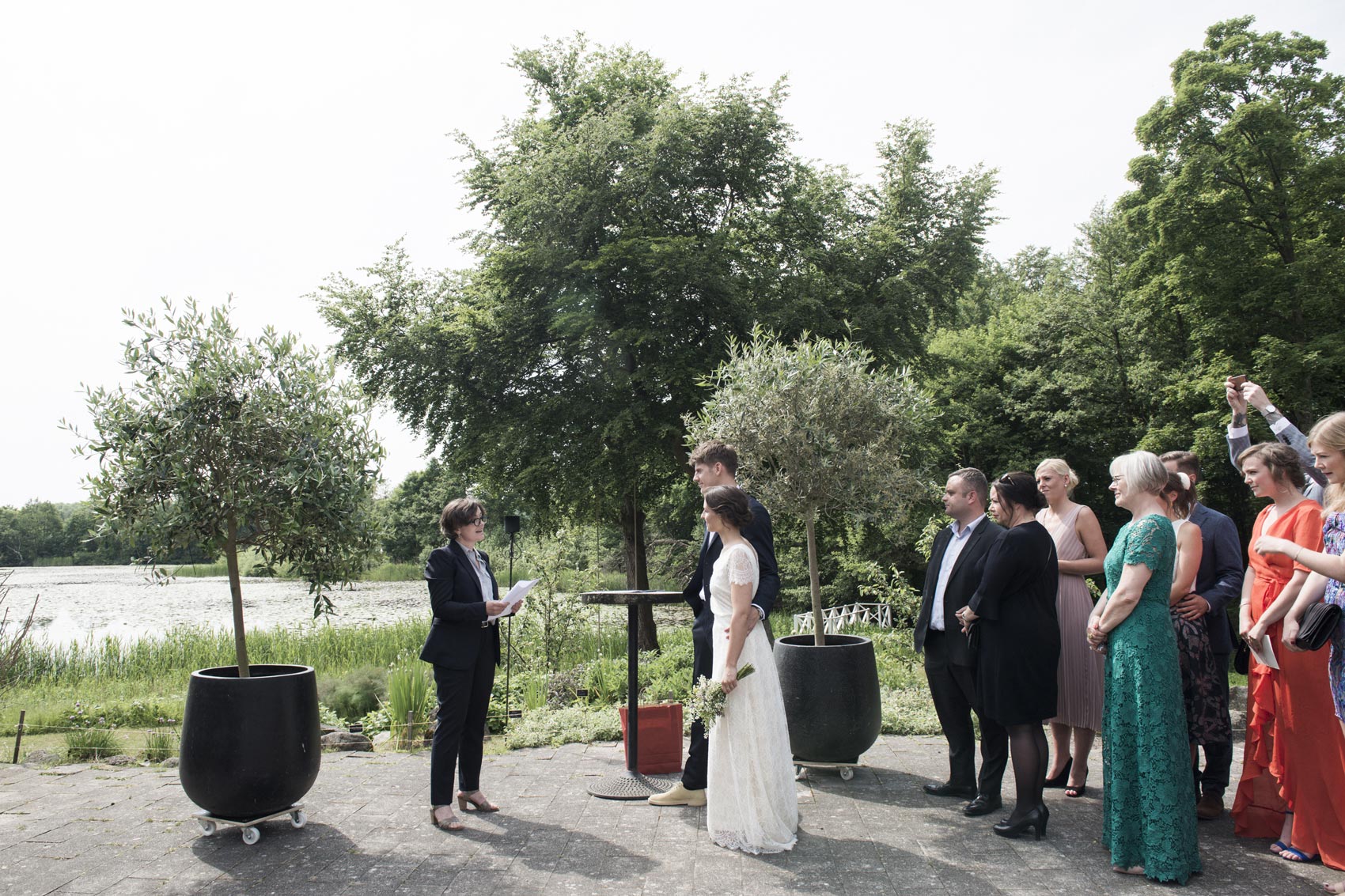 Bryllupsbillede af Kathrine og Michael på Restaurant Herthadalen, et romantisk bryllup i smukke omgivelser nær skov og sø, fotograferet af To the Moon And Back.dk