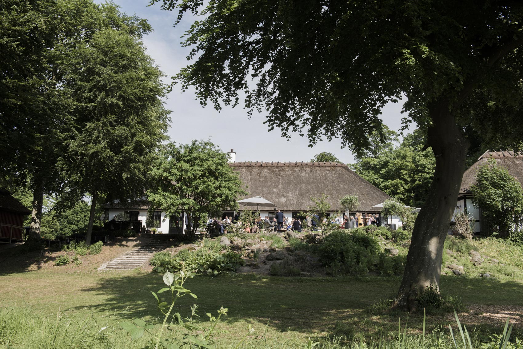 Bryllupsbillede Restaurant Herthadalen, et romantisk bryllup i smukke omgivelser nær skov og sø, fotograferet af To the Moon And Back."