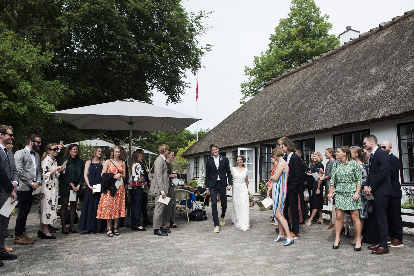 Udendørs vielse på terrassen ved Restaurant Herthadalen, med familie, venner og live musik, fotograferet af To the Moon and Back.