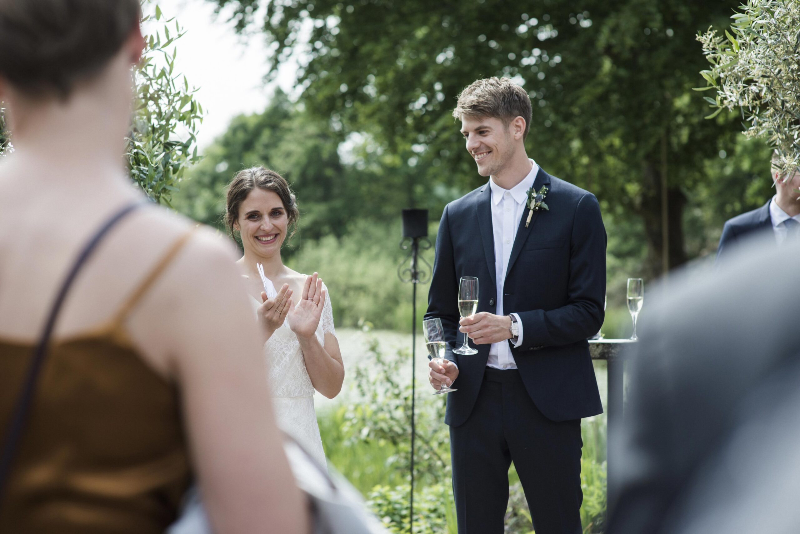 Bryllupsbillede af Kathrine og Michael på Restaurant Herthadalen, et romantisk bryllup i smukke omgivelser nær skov og sø, fotograferet af To the Moon And Back.