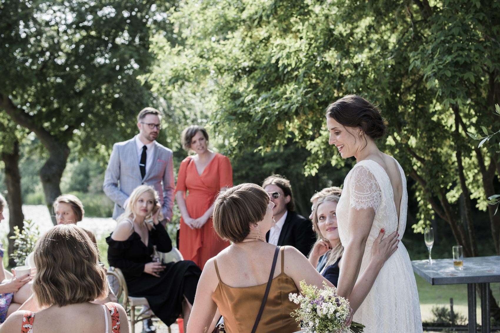 Kathrine hygger sig med sine venner og familie efter vielsen på Restaurant Herthadalen, indfanget af To the Moon and Back.