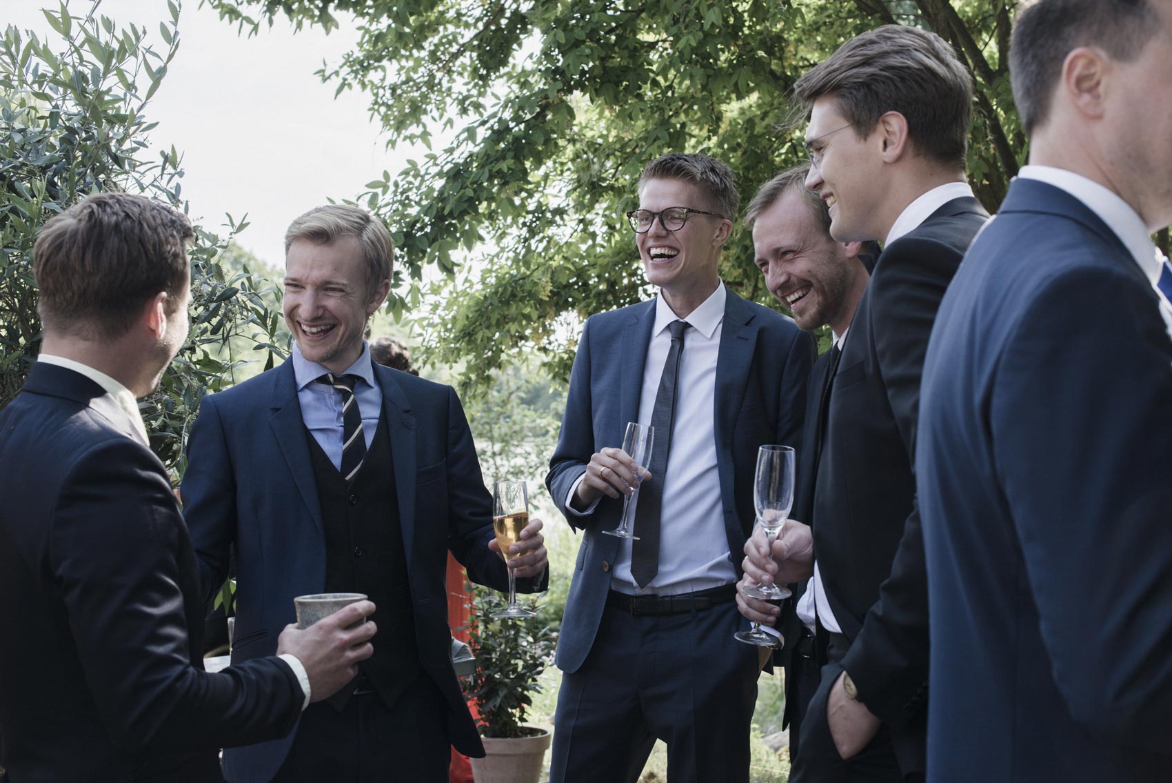 Bryllupsbillede af gæsterne fra Kathrine og Michael bryllup på Restaurant Herthadalen, et romantisk bryllup i smukke omgivelser nær skov og sø, fotograferet af To the Moon And Back.