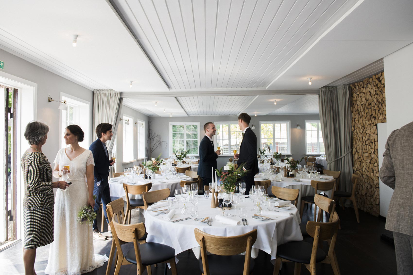 Bordopdækning til Kathrine og Michaels bryllup på Restaurant Herthadalen, elegant og romantisk borddesign, fotograferet af To the Moon And Back.