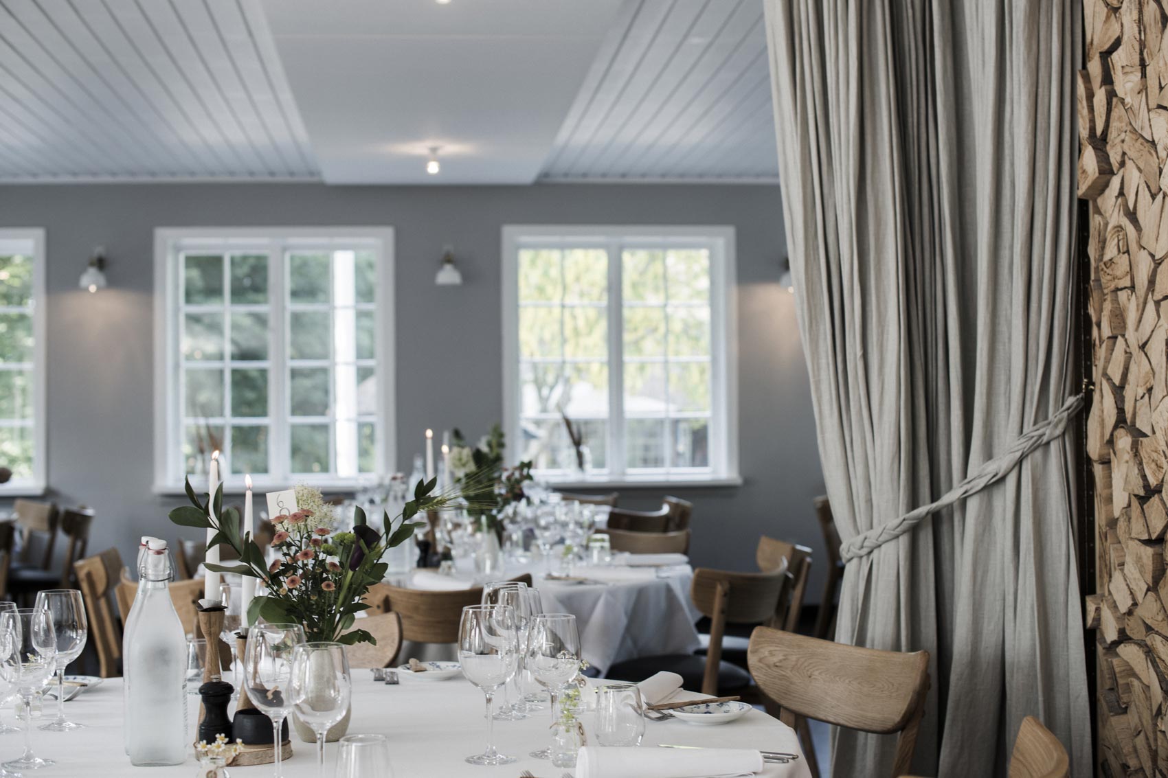 Bordopdækning til Kathrine og Michaels bryllup på Restaurant Herthadalen, elegant og romantisk borddesign, fotograferet af To the Moon And Back.