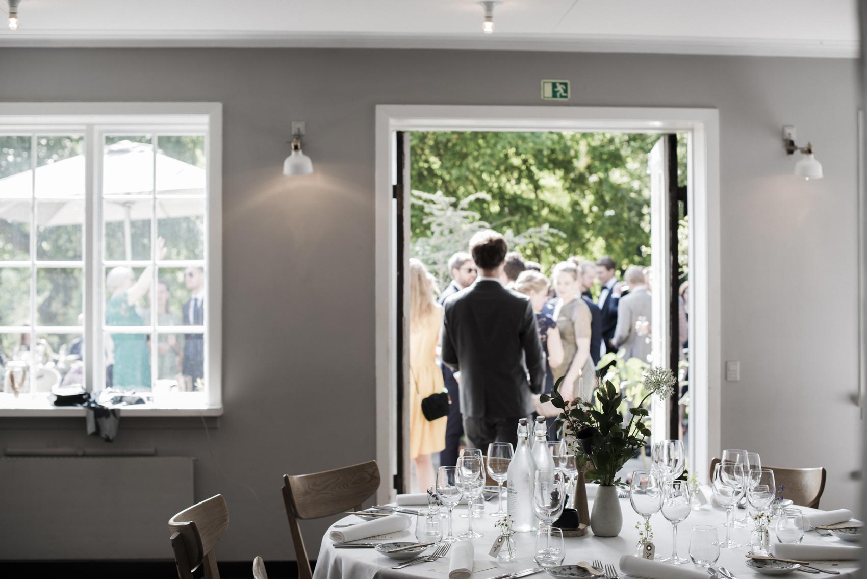 Den smukke bordopdækning til Bordopdækning til Kathrine og Michaels bryllup på Restaurant Herthadalen, elegant og romantisk borddesign, fotograferet af To the Moon And Back