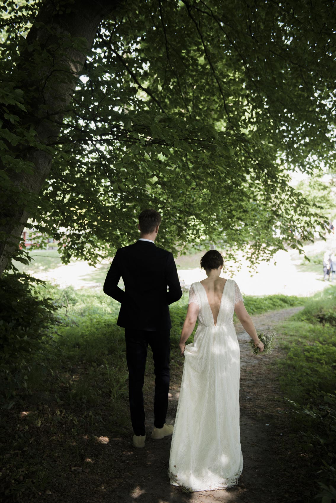 Kathrine og Michael i skoven på deres bryllupsdag, fotograferet af To the Moon and Back ved Restaurant Herthadalen.